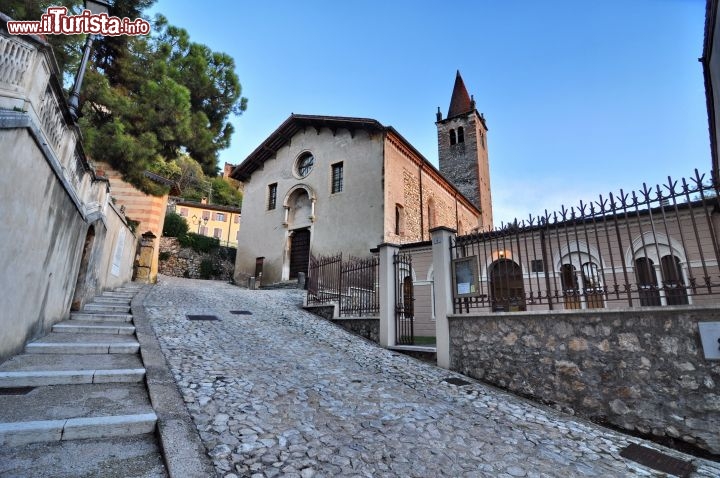 Immagine Santa maria dei Dominicani a Soave: la chiesa del '400 si trova lungo la via che sale al Castello scaligero