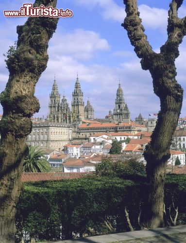 Immagine Santiago de Compostela: veduta del centro storico dal parque Alameda - Copyright foto www.spain.info