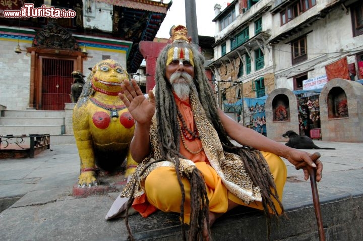 Immagine Un caratteristico Santone del Nepal, in posa per una foto dai turista - Foto di Giulio Badini