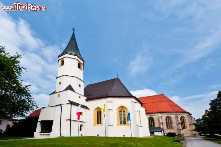 Immagine Santuario di Altotting in Baviera (Germania) la  Cappella di Nostra Signora si affaccia sulla Kapellplatz. Fu eretta per celebrare alcune apparizioni mariane, avvenute nel 15° secolo. La città di Altotting è anche stata la città natale di Joseph Ratzinger, Papa Benedetto XVI - © gkuna / Shutterstock.com