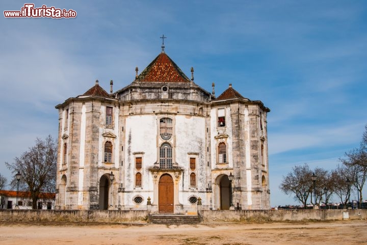 Immagine Santuario Senhor Jesus da Pedra a Obidos, Portogallo - Si trova in Largo do Santuario il caratteristico santuario Senhor Jesus di Obidos, cittadina medievale fra le più pittoresche e meglio conservate del Portogallo © David Ionut / Shutterstock.com