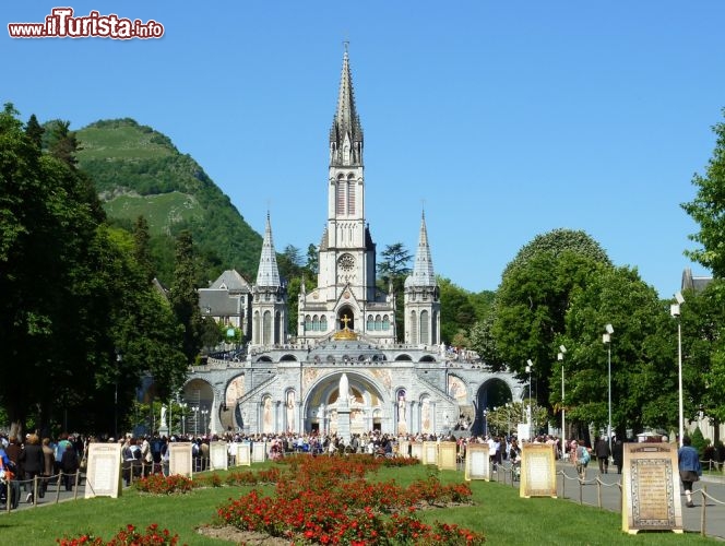 Immagine Il Santuario di Lourdes (Francia): in alto si trova la Basilica dell'Immacolata Concezione (1876), sotto la Basilica di Nostra Signora del Rosario (1901). La grotta rimane, guardando la facciata, sul lato destro del complesso - © Drimi / Shutterstock.com