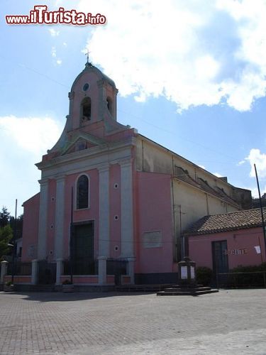 Immagine Il Santuario della Vena di Piedimonte Etneo: secondo la tradizione venne fatto erigereda San Gregorio Magno sul luogo in cui scaturì una sorgente d'acqua grazie ad una icona miracolosa della Madonna  - © Comune di PIedimonte Etneo