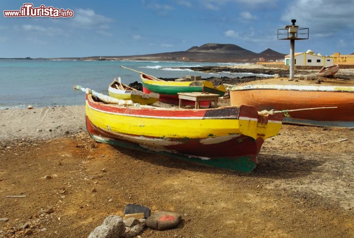 Immagine La spiaggia di São Pedro a São Vicente: barche da pesca a Capo Verde - © Frank Bach / Shutterstock.com
