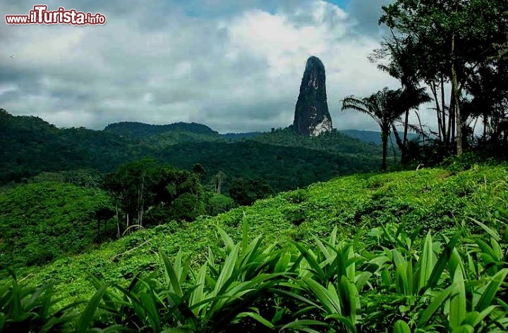 Immagine Isola di Sao Tomè, Africa: un dicco vulcanico (Cao Grande) si alza sui verdi paesaggi collinari del piccolo stato nel golfo di Guinea - © Filippo Aragone - www.panoramio.com/user/filiara