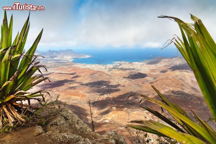 Immagine São Vicente, Capo Verde: panorama verso Calhau dal Monte Verde. Notare la natura arida e arsa dal sole: São Vicente ha sogfferto in questi anni di un'anomala siccità, segno dei cambiamenti climatici - © Frank Bach / Shutterstock.com