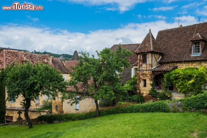 Immagine Sarlat-la-Caneda è uno dei borghi più belli di tutta la Francia. E' famoso per i suoi prodoti tipici e per le raccolte di funghi e tartufi nei boschi adiacenti - © ostill / Shutterstock.com