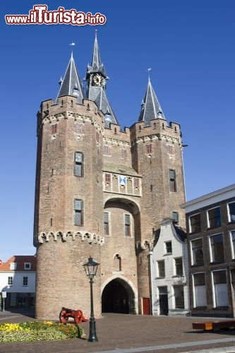 Immagine Sassenpoort, la porta d'accesso al centro storico di Zwolle in Olanda - © jan kranendonk / Shutterstock.com