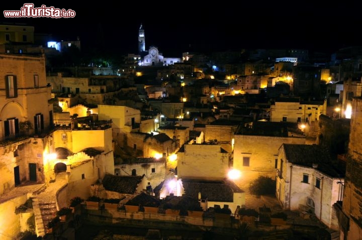 Immagine il Sasso Barisano di Matera, foto notturna