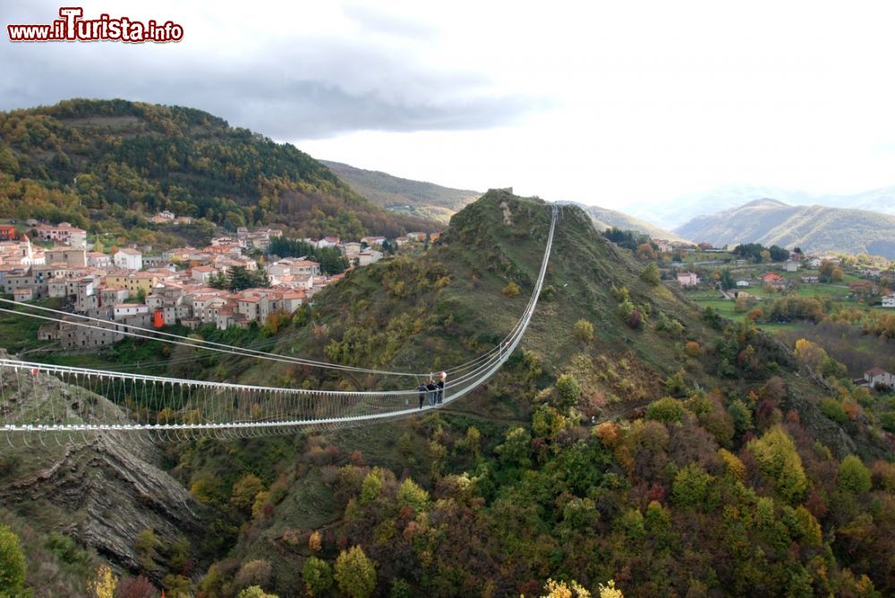 Immagine Il borgo di Sasso di Castalda è il celebre Ponte TIbetano (Ponte alla Luna), una della attrazioni della Basilicata - ©  www.pontetibetanosassodicastalda.com