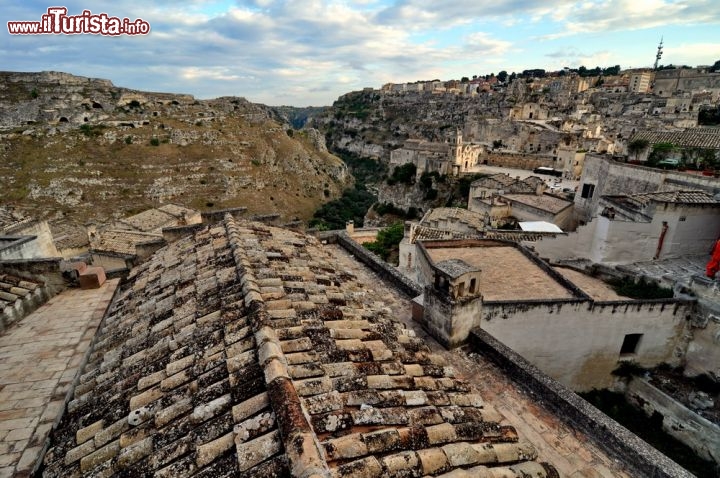 Immagine Il Sasso Caveoso e la Gravina di Matera fotografati al tramonto