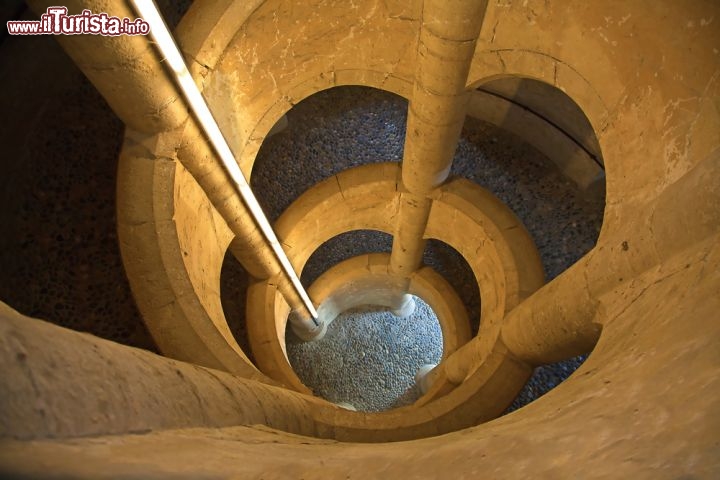 Immagine La scala a spirale del castello del Munot, tra i monumenti simbolo di Schaffhausen  - © Natali Glado / Shutterstock.com