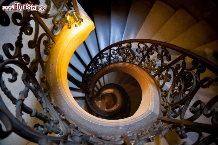 Immagine Scala a spirale all'interno della Palazzo di Versailles Francia. Il complesso del Palazzo del Re di Francia si estende su di una superficie di oltre 67.000 metri quadri e vanta ben 700 stanze - © Jose Ignacio Soto / Shutterstock.com