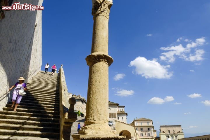 Immagine A collegare le due basiliche di San Francesco d'Assisi è una bella scalinata che permette di raggiungere comodamente entrambi gli edifici religiosi. La chiesa inferiore fu terminata nel 1230, dopo due anni di lavori, quando vi fu traslato il corpo del santo ospitato in un sarcofago sotto l'altare maggiore dove è conservato tutt'oggi; la chiesa superiore, con architettura di impronta gotica italiana, divenne sin da subito modello per le chiese francescane ed è adibita a funzioni liturgiche di carattere ufficiale, elemento questo testimoniato dalla presenza del trono papale nell'abside - © Paolo Bona / Shutterstock.com