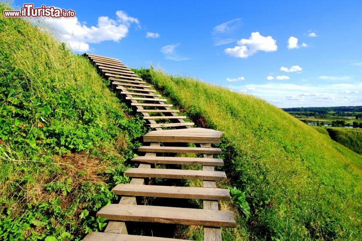 Immagine Una scala si inerpica sulle colline di Kernave in Lituania: ad appena 37 km da Vilnius, si tratta di uno dei siti archeologici più importanti del Baltico, tanto da essere incluso nel Patrimonio dell'Umanità dell'UNESCO - Foto © fotique / Shutterstock.com