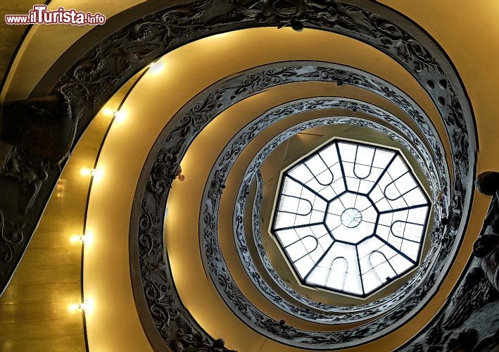 Immagine Scala elicoidale Musei Vaticani Roma