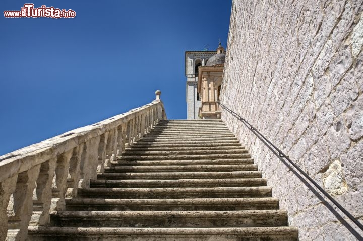 Immagine La scalinata che collega piazza San Francesco d'Assisi all'omonima basilica edificata nel luogo  conosciuto nel medioevo come "colle dell'inferno", all'epoca adibito alle esecuzioni pubbliche - © WDG Photo / Shutterstock.com