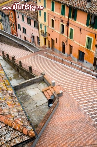 Immagine Scalinata nel centro storico di Perugia in Umbria. Notare il clore caldo, a pastello, delle case e del selciato della scalinata - © marinomarini / Shutterstock.com