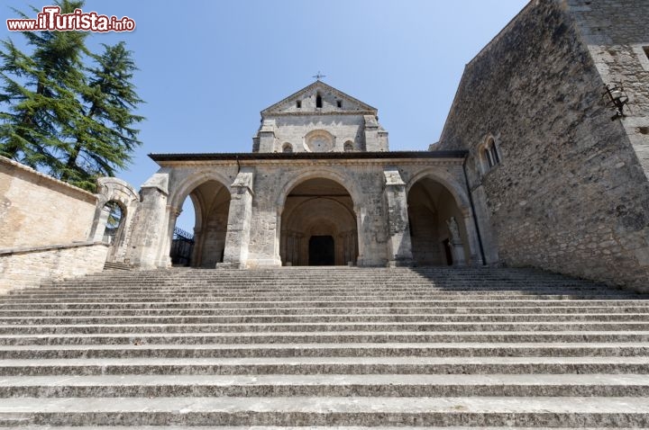 Immagine Scalinata di ingresso della Abbazia di Casamari, si trova appena a nord di Frosinone, uno dei capoluoghi di Provincia del Lazio - © Claudio Giovanni Colombo / Shutterstock.com