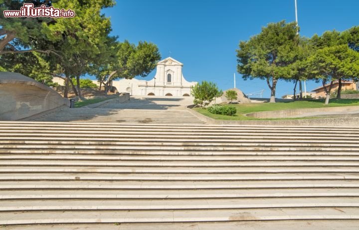 Immagine Scalinata e chiesa di Bonaria a Cagliari - © Gabriele Maltinti / shutterstock.com