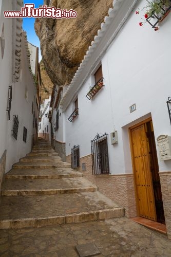 Immagine Scalinata tra le rocce nel pittoresco centro storico di Setenil de las Bodegas, in Spagna - © FCG / Shutterstock.com