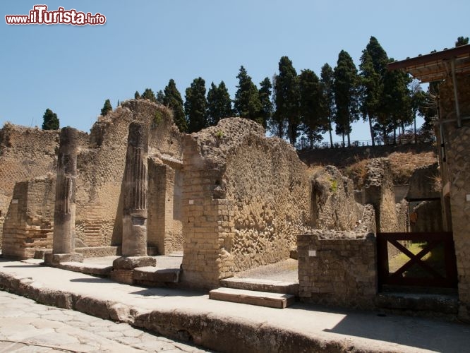 Immagine Scavi archeologici di Ercolano, la città romana sepolta dall'eruzione del Vesuvio nel 79 dC - © cudak / Shutterstock.com