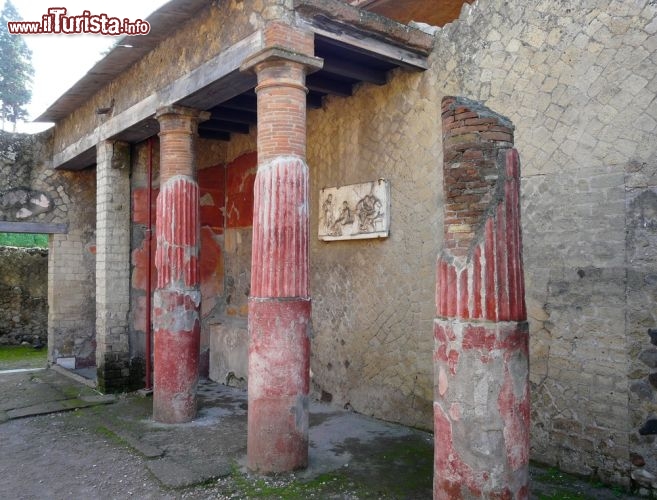 Immagine Scavi di Ercolano: una Villa Romana della città distrotta dal Vesuvio, nella stessa eruzione di Pompei  - © khd / Shutterstock.com