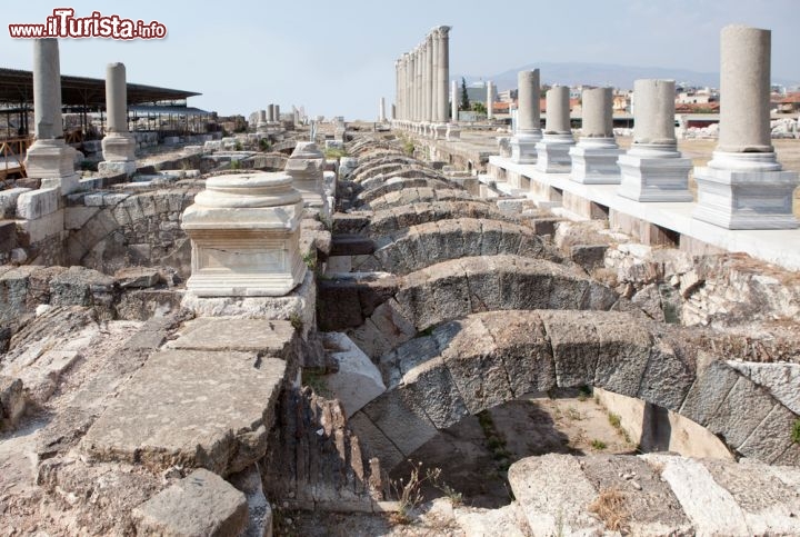 Immagine Gli Scavi romani a Izmir: l'Agorà di Smirne venne ricostruita sotto l'impero romano, a seguito di un disastroso terremoto.  Smirne comunque ha origini più antiche, probabilmente risale ad oltre 8.000 anni fa - © muratart / Shutterstock.com