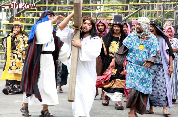 Immagine Scene della Passione di Cristo: ci troviamo al Pasinaya Festival di Manila, nelle Filippine - © Tony Magdaraog / Shutterstock.com