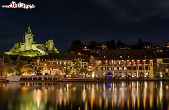 Immagine Schaffhausen di notte: le luci e il riflesso dei palazzi storici del centro sul corso del Reno  - © ruj / Shutterstock.com