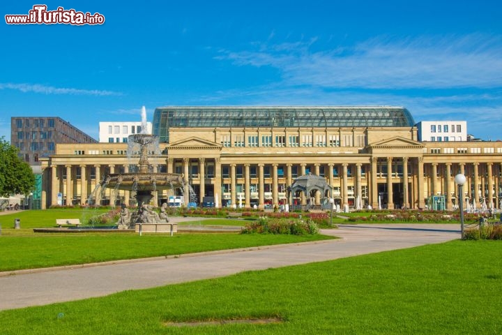 Immagine La Schlossplatz di Stoccarda, nel land tedesco del Baden Wurttemberg, è la piazza più grande e centrale della città. Come suggerisce il nome, che significa "piazza del castello", è dominata dal Neue Schloss, o "Castello Nuovo", e grazie alla sua magnificenza e ai suoi giardini è tra i punti di incontro preferiti dagli abitanti del posto - © Claudio Divizia / Shutterstock.com