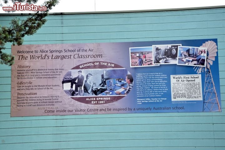 Immagine Ingresso della School of The Air ad Alice Springs - E' chiamata come la classe più grande del mondo! Le sperdute fattorie del centro dell'Australia hanno l'opportunità di istruire i figli grazie a queste lezioni impartite via radio