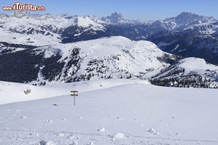 Immagine Panorama innevato a Corvara, Val Badia - Per chi ama sciare Corvara è una delle migliori location dell'Alta Badia perchè permette di raggiungere comodamente ben 4 comprensori sciistici che si trovano nel raggio di 30 km: Alta Badia, Val Gardena-Groden, Canazei-Belvedere-Pordoijoch e Fedaia-Marmolada © hal pand / Shutterstock.com