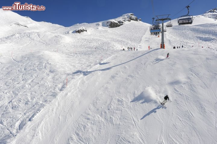 Immagine Piste da sci a Engelberg, Svizzera - Per chi è appassionato di pendii innevati, Engelberg, il cui nome significa "montagna dell'angelo", è uno dei migliori luoghi montani delle Svizzera su cui divertirsi con sci e snowboard ai piedi. Fondo, piste per principianti, arrampicate e trekking sono solo alcune delle tante opportunità sportive fra cui scegliere per trascorrere una vacanza o un week end di relax ammirando i meravigliosi paesaggi di questo comune della Svizzera © Stefano Ember / Shutterstock.com