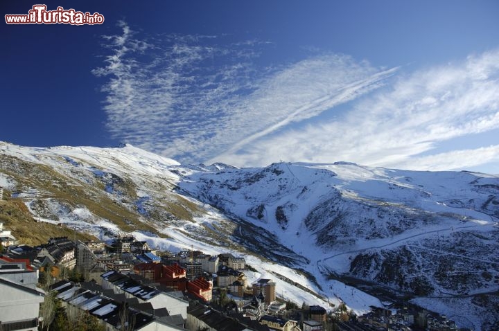 Immagine Sciare in Sierra Nevada, sulle nevi dell'Andalusia in Spagna - © Alfredo Maiquez / Shutterstock.com