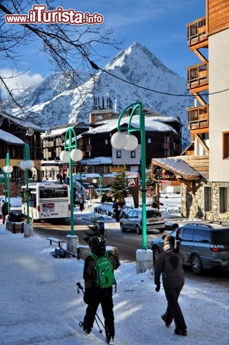 Immagine Sciatori a 2 Alpes, in secondo piano la navetta gratuita per gli  impianti di risalita e per visitare il centro del villaggio turistico