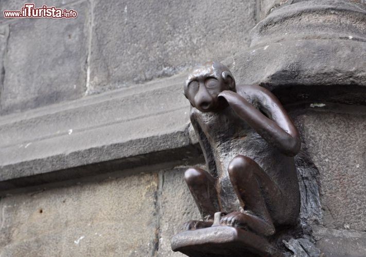 Immagine Scimmia porta fortuna in rilievo sul municipio di Mons, in Belgio - © vyskoczilova / Shutterstock.com