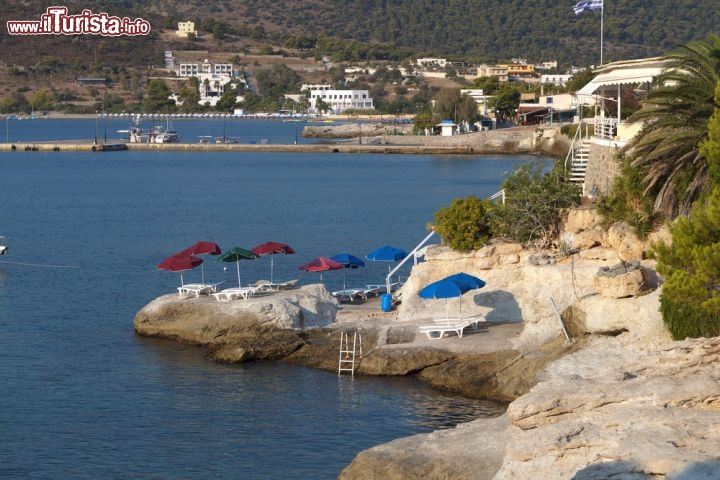 Immagine Scogli attrezzati presso Agia Marina, una delle località turistiche dell'isola di Egina (Aegina) in Grecia - © Panos Karas / Shutterstock.com