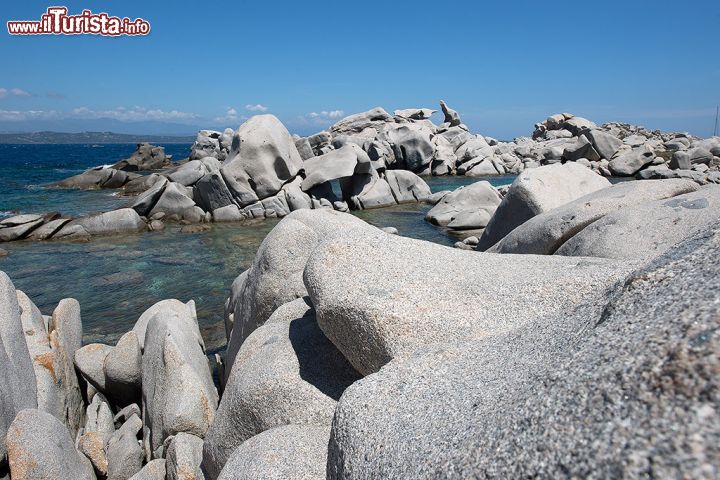 Immagine Scogli di granito modellati da vento e onde lungo le coste delle Isole di Lavezzi, Corsica del Sud.