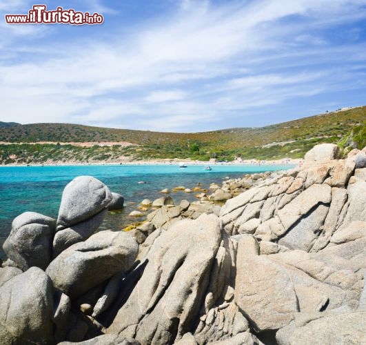 Immagine Nella spiaggia di Mari Pintau a Geremeas, nel sud della Sardegna, la costa di sabbia grossa è interrotta di tanto in tanto da blocchi di roccia granitica dal caratteristico colore chiaro - © marmo81 / Shutterstock.com