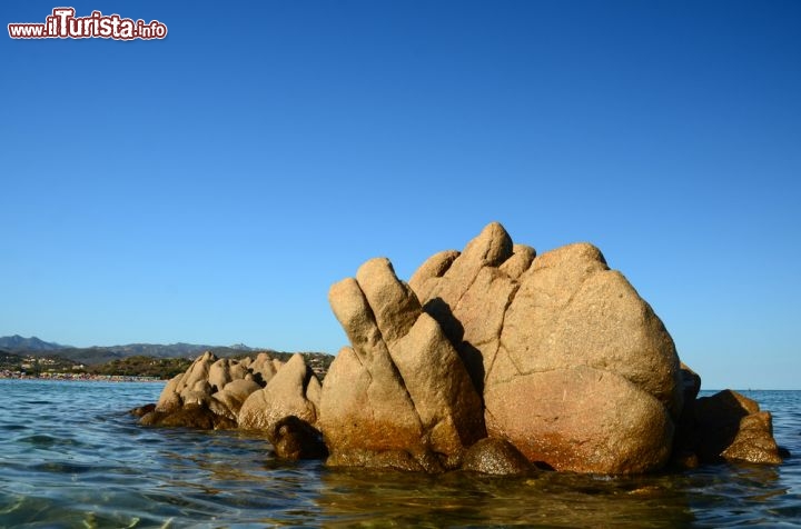 Immagine Scogli levigati dal mare e dal vento lungo il litorale di Chia - © marmo81 / Shutterstock.com