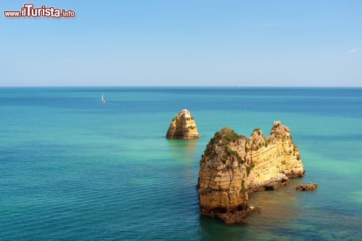 Immagine Scogli arancioni al largo di lagos (Algarve): il panorama sconfinato dell'Oceano Atlantico in Portogallo - © SergiyN / Shutterstock.com