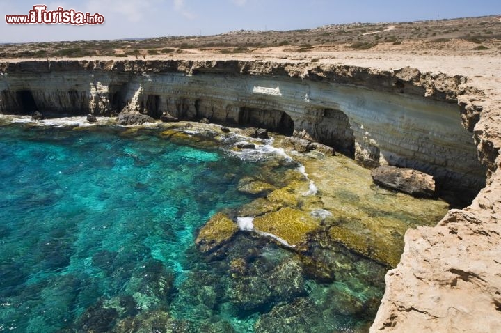 Immagine Scogliera con grotta e mare fantastico nei pressi di Ayia Napa a Cipro - © dimidrolius / Shutterstock.com