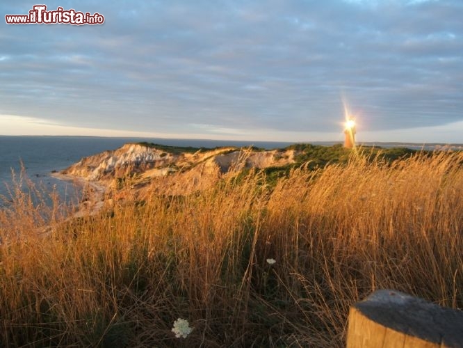 Immagine Scogliere Aquinnah e il faro a Martha's Vineyard - @ csrailton