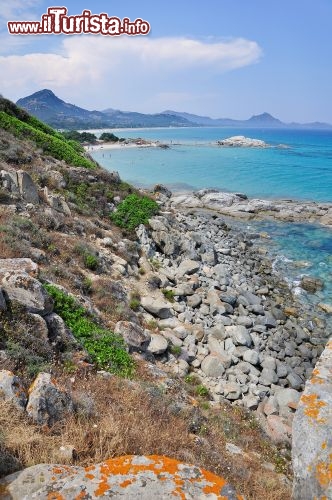 Immagine Lo scoglio di Peppino, e tratto roccioso della Costa Rei in Sardegna  - © ROBERTO ZILLI / Shutterstock.com