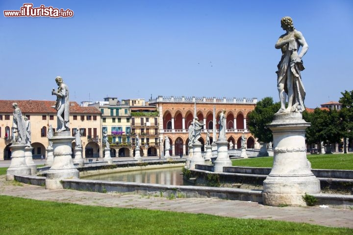 Immagine Scorcio di Prato della Valle e delle sue decine di statue a Padova - © Mira Arnaudova
/ Shutterstock.com