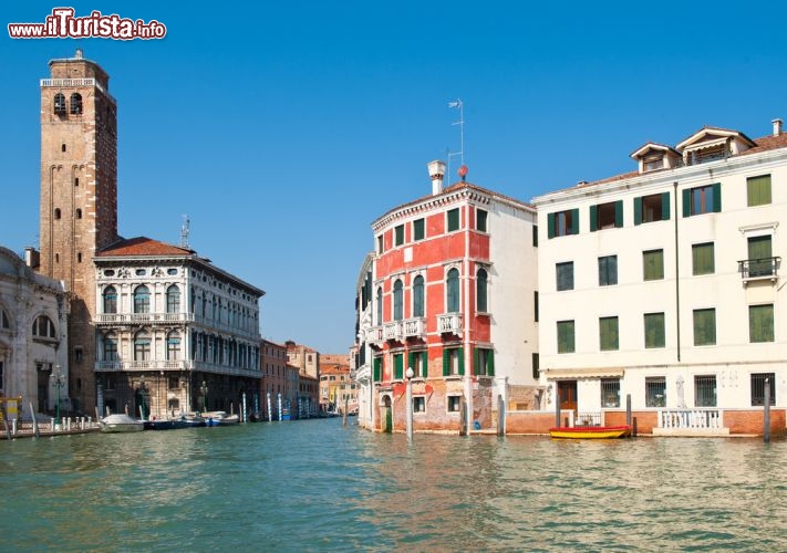 Immagine Scorcio di Venezia: palazzi signorili e chiesa del centro storico - © pio3 / Shutterstock.com