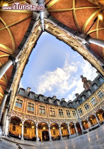 Immagine Scorcio artistico fotografato nel centro storico di Lille, Francia. Una suggestiva immagine scattata nel cuore della città ne rivela il grande fascino - © Perig / Shutterstock.com