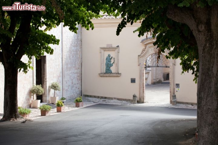 Immagine Uno scorcio del centro di Assisi, una delle cittadine italiane più famose del mondo grazie alle sue bellezze storiche e culturali oltre che per essere legata alla figura di uno dei santi più conosciuti della cristianità © wjarek / Shutterstock.com