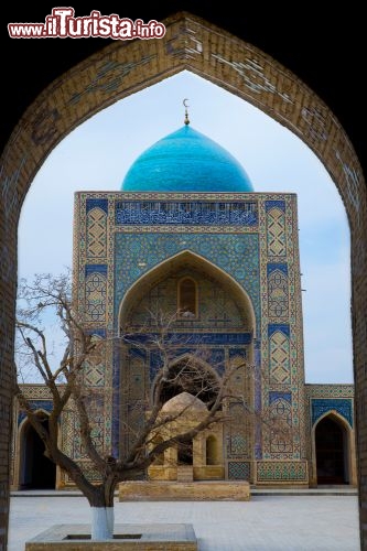 Immagine Uno scorcio di Bukhara in Uzbekistan: sullo sfondo la Moschea di Kalon - © Eduard Kim / Shutterstock.com